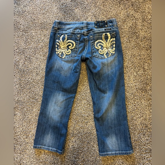 Women’s size 31 Miss Me capris - Picture 3 of 5